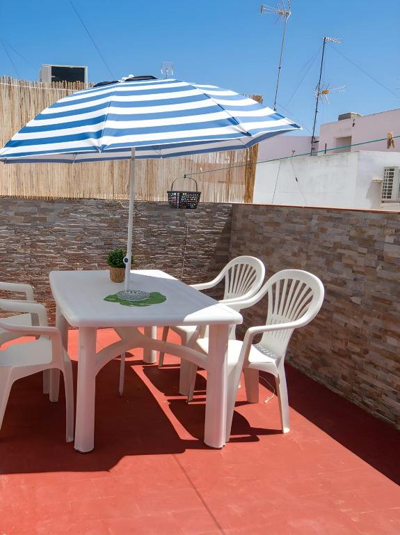 Casa vacacional en Conil centro con terraza privada solo para familias y parejas - Bed and Breakfast Conil de la Frontera