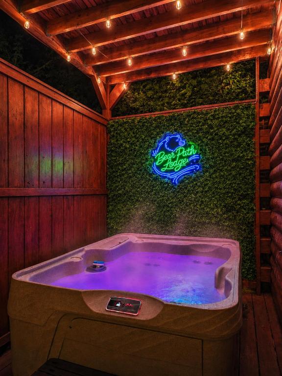 Bear Path Lodge - HotTub, Pool Table, Arcade Machine, Fireplace - Minutes to Downtown Gatlinburg - B&B Gatlinburg