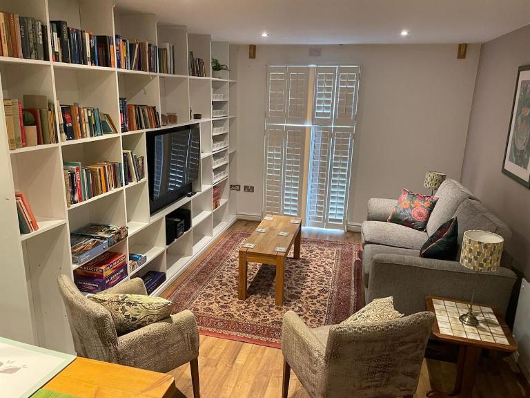Lovely apartment, sleeps 6, 1 super king bed, 1 double bed and 1 sofa bed - Chambres d'hôtes Lincoln