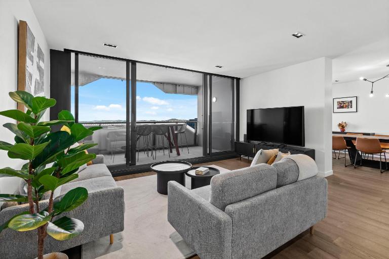 Luxe 3BR Apt with Stunning Views, Parking and Pool - Chambres d'hôtes Brisbane