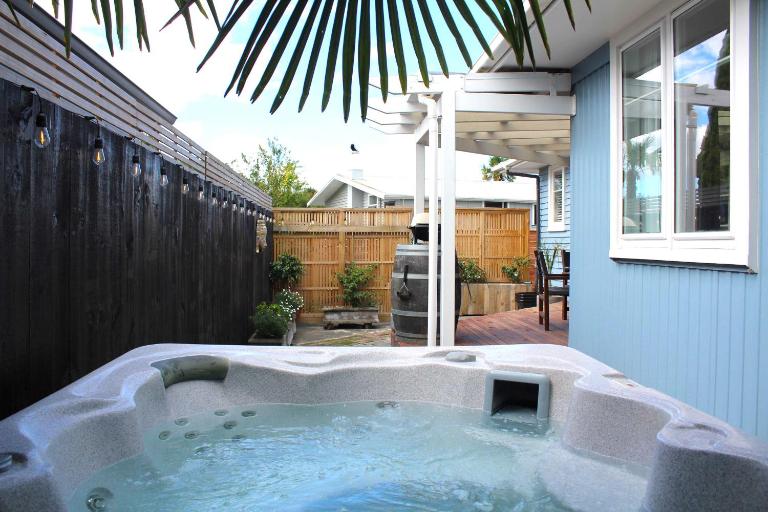Havelock North home - spa pool, wood-burner fire, comfy beds - B&B Havelock North