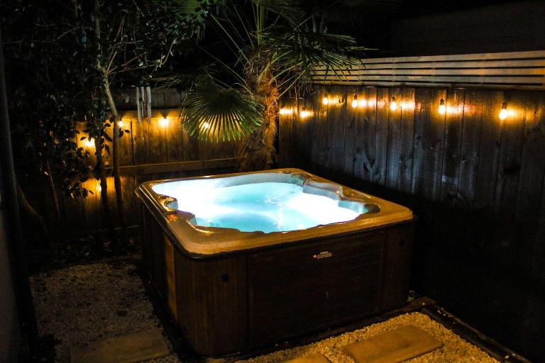 Havelock North home - spa pool, wood-burner fire, comfy beds - B&B Havelock North
