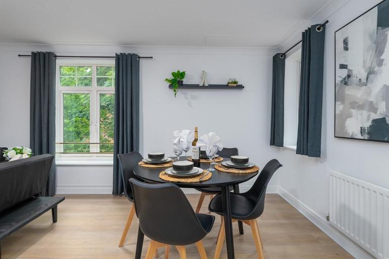2BR/2Bath Luxe Apt/Romford• Secure/Parking+Balcony - B&B Romford
