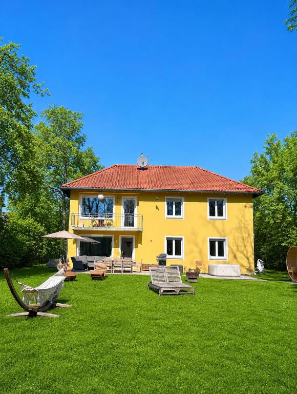 Large Munich house with 4 bedrooms in a quiet and greened villa area near Munich - Ferienwohnung München
