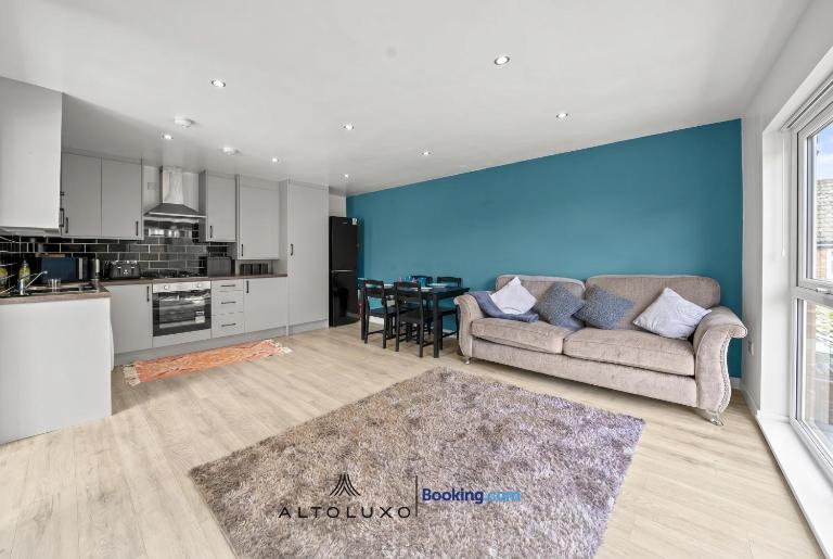 31A Stylish & Comfy 1BR By AltoLuxoExperience Short Lets & Serviced Accommodation With Free Wifi & Parking - Bed and Breakfast Bristol