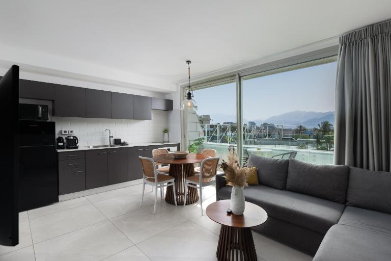 דירת חדר שינה וסלון עם מרפסת ליד הים - By Edomlux - Bed and Breakfast Eilat