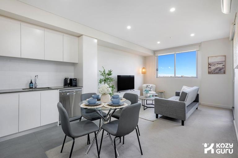 KozyGuru | Merrylands | Balcony Chic with Parking - B&B Moorlands