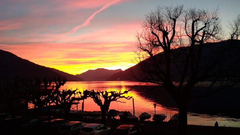 Lakefront Historic Apartment, fully Renovated with Modern Comforts - B&B Bissone