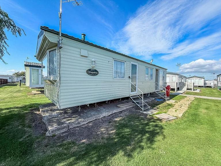 8 Berth Caravan For Hire At St Osyth Beach Holiday Park In Essex Ref 28026Fi - B&B Clacton-on-Sea