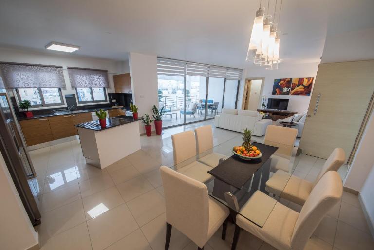 Skylight Megaron - Bed and Breakfast Larnaca