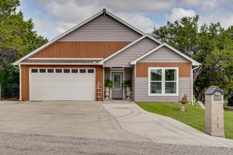 Walk to Lake Granbury: Home w/ Fire Pit! - B&B Granbury