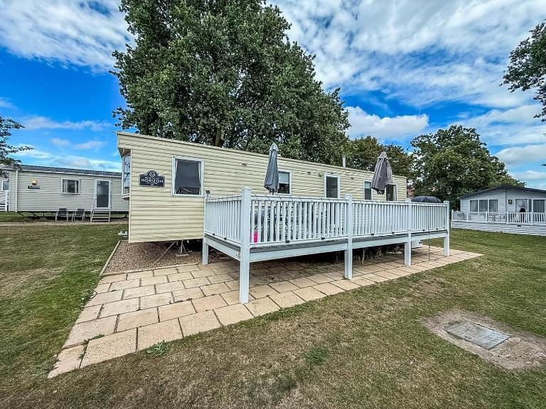Homely Caravan With Decking At Valley Farm Holiday Park, Sleeps 8 Ref 46713V - B&B Great Clacton