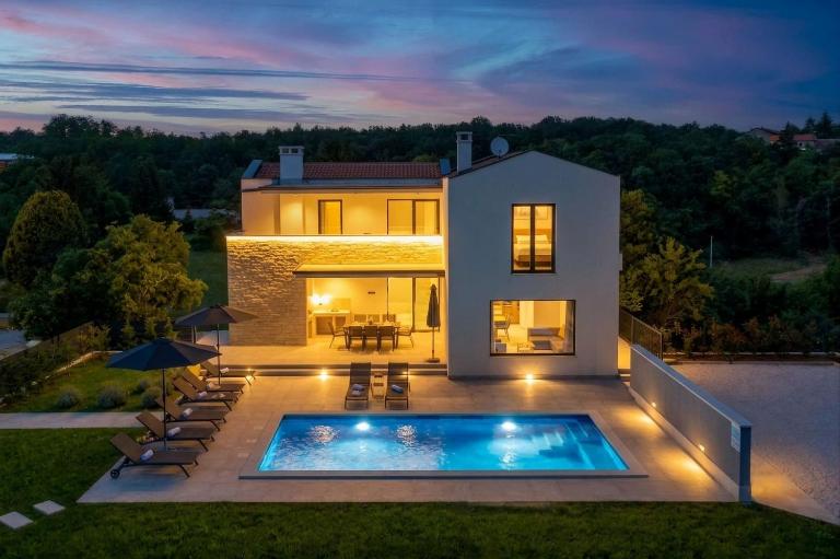 Modern 300m2 Villa - King Beds & Leisure Zone - B&B Kringa