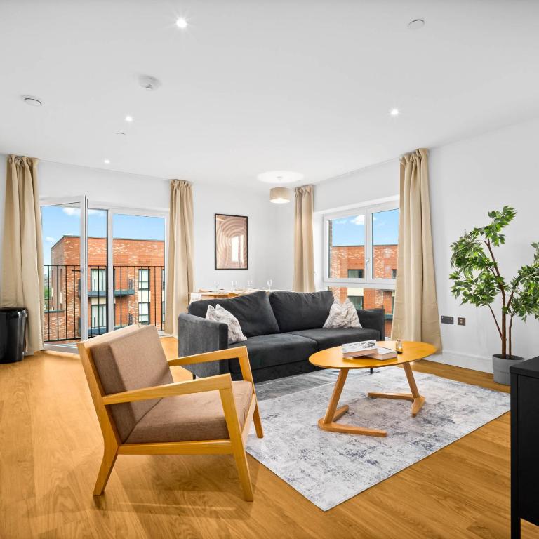 Stylish 2 Bed Apartment - Juliet Balcony - Near City Centre - Netflix 706SW - Bed and Breakfast Birmingham