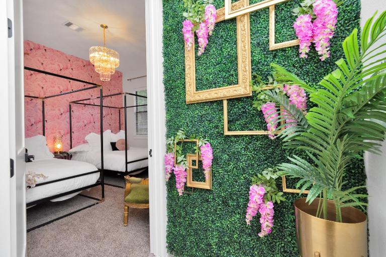 Houston's Downtown Bloom House - Spacious Floral Escape for Groups - B&B Houston