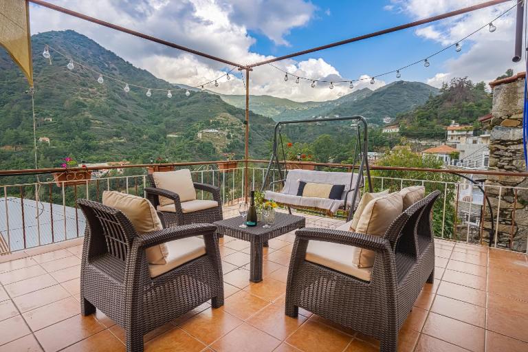 Stardust Mountain House - Village Center House - Terrace, BBQ & Wood Stove - Bed and Breakfast Kalopanagiótis