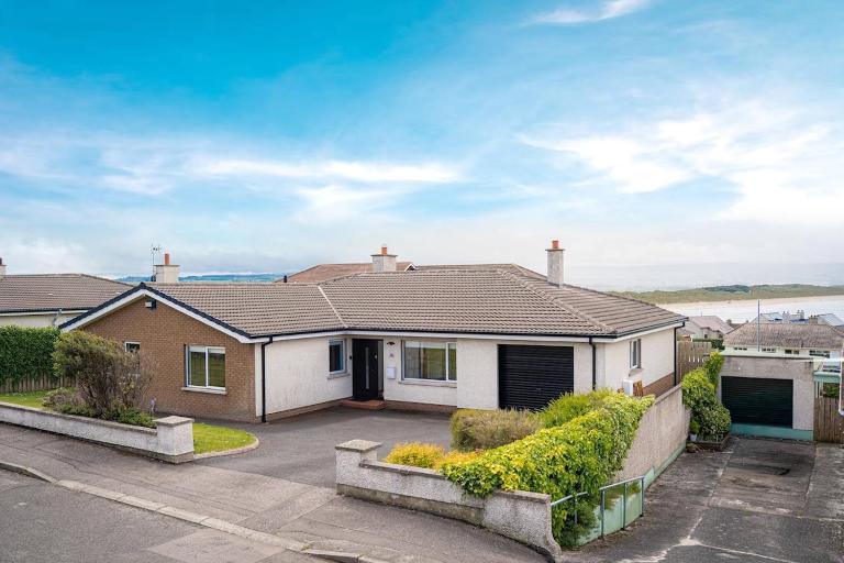 Coastal 3 Bed Home with Sea Views, Garden & Patio - B&B Portstewart