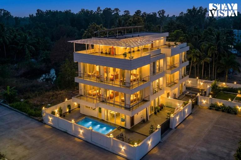 StayVista at Villa Solasta with BBQ and Swimming Pool - Chambres d'hôtes Lonavla