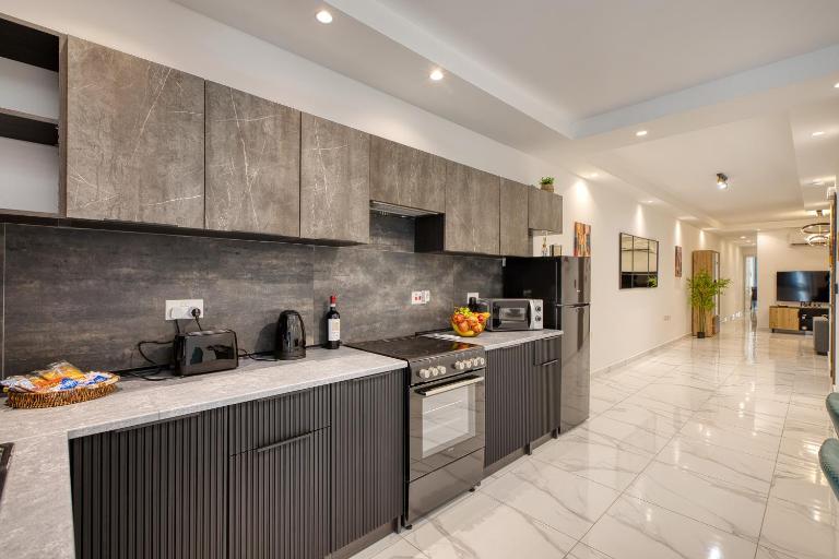 Urban Haven - Stylish 2BR Apartment with Lift & Balconies - B&B Gżira