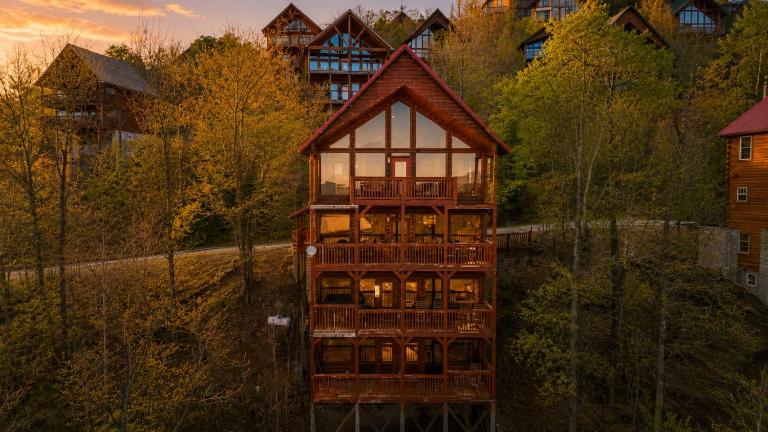 Luxury View Cabin with Hot Tub & Game Room - Bed and Breakfast Sevierville