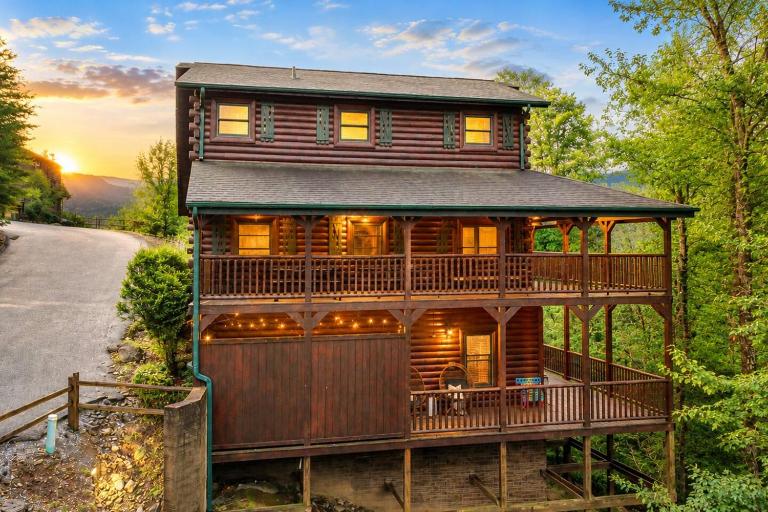 Pet-Friendly Cabin with Hot Tub & Game Room - B&B Gatlinburg
