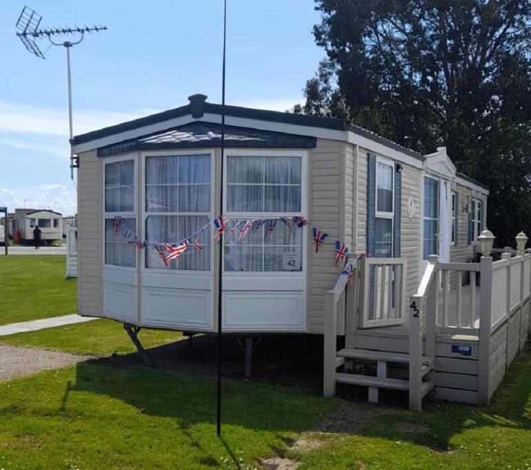 Cosy 6 Berth Caravan At Naze Marine Holiday Park In Essex Ref 17042Sw - Ferienwohnung Walton-on-the-Naze