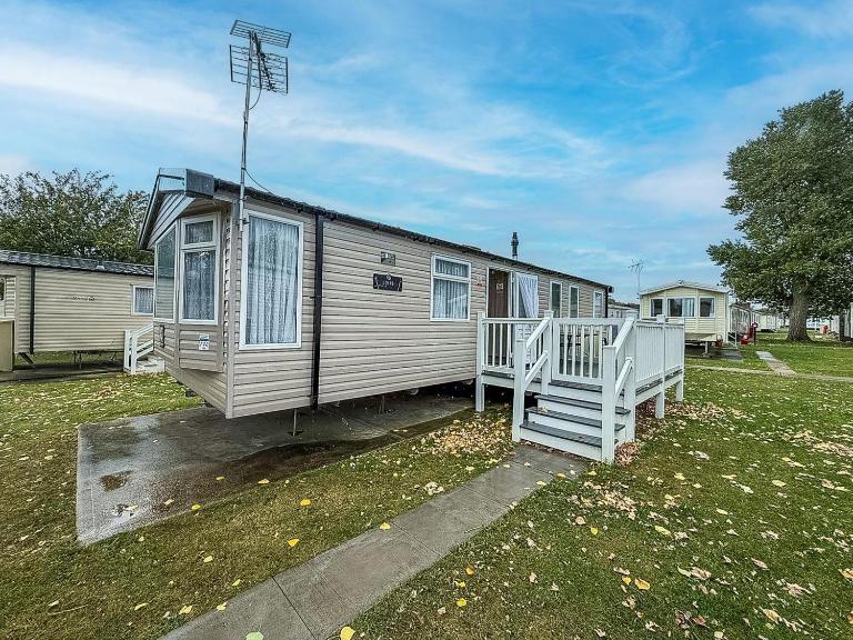 Beautiful Caravan With Decking At Highfield Grange Ref 26740Wr - B&B Clacton-on-Sea