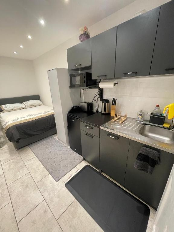 Chic Modern Studio Apartment near Heathrow Airport - B&B Hounslow