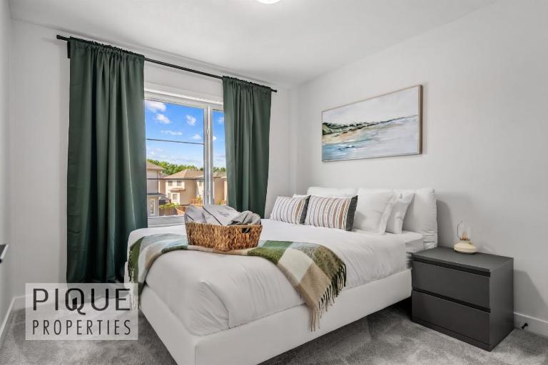 NEW - Modern Escape - KingBed - Garage - Game and Theater Room - B&B Edmonton