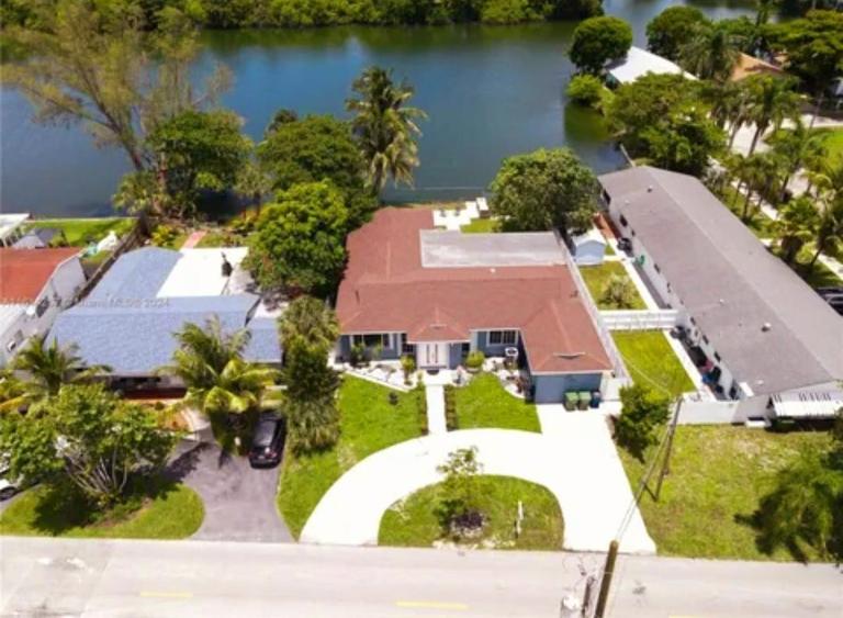 Lake house Large 10 ppl 4 bedroom near beaches mall - Chambres d'hôtes Hallandale Beach