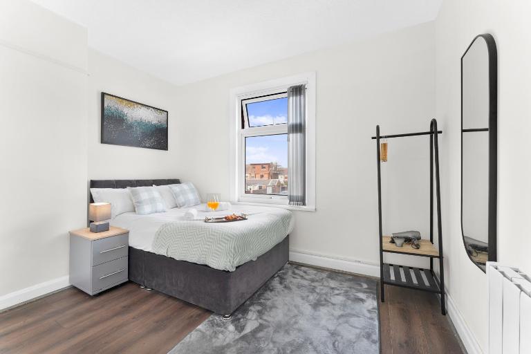 Spacious Home En-Suites Sleeps 6 - Free Parking - Chambres d'hôtes Longford