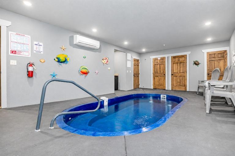 Harmony Peak – Luxury 5BR Chalet with Indoor Pool, Theater Room and Game Area - B&B Gatlinburg