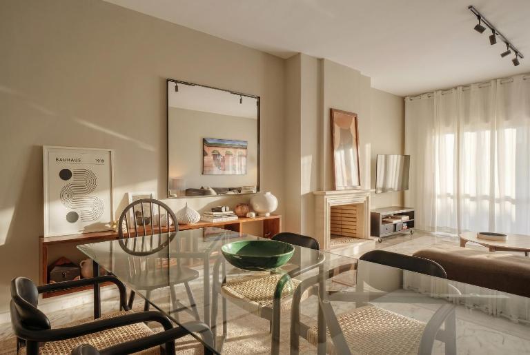Large 3BR Apartment in Cascais with 2 Balconies - B&B Cascais