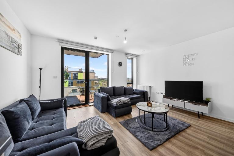 Wembley 2BR Spacious Modern Skyline View Sleeps 8 - B&B London