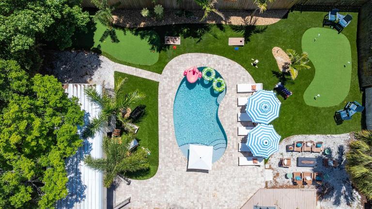 Putt Putt Huge Pool Fire Pit BBQ - B&B Bradenton