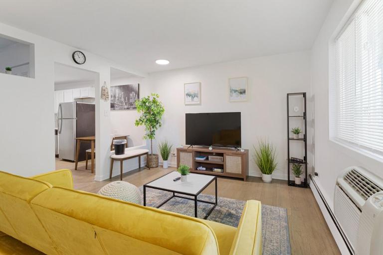 Stylish 1BR,1BA Near Lake in Rogers Park Free Parking - B&B Chicago