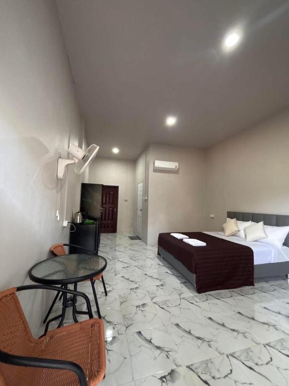 MWELL House - บ้านพักเอ็มเวล - Bed and Breakfast Ban Klang