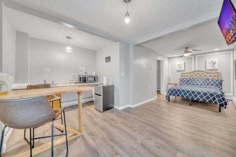 Private Suite Near DCU Center - Bed and Breakfast Worcester