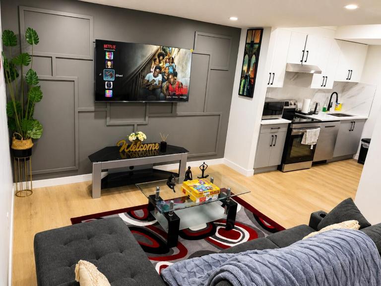 Modern 2BR Retreat-Near WEM - Workspace & Privacy - B&B Edmonton