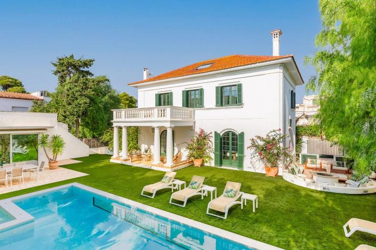 Villa De Los Leones in heart of Sitges by beach and town with AC & games - B&B Sitges