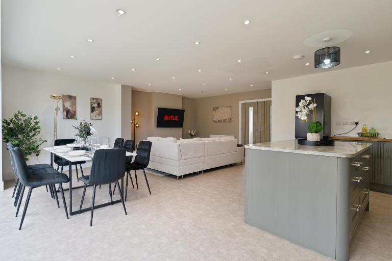Luxury Marsh View Retreat with Parking - 4 Bed - Sleeps 10 - B&B Teynham