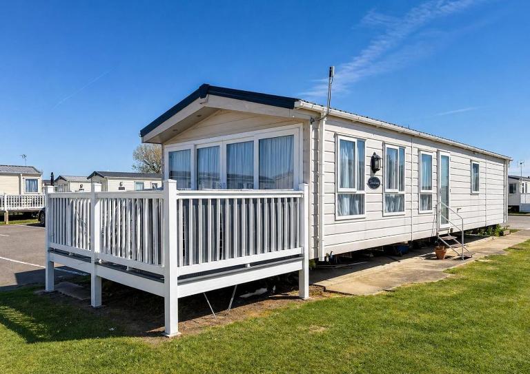 Lovely 6 Berth Caravan With Front Decking At Seawick, Essex Ref 27242Sw - B&B Clacton-on-Sea