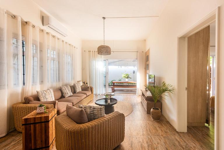 Cosy bungalow on Trou aux Biches coastal road - B&B Trou aux Biches
