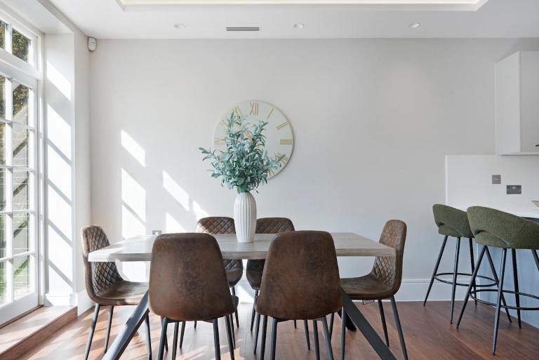 Opulent Hampstead House with Serene Stream Views - B&B Londres