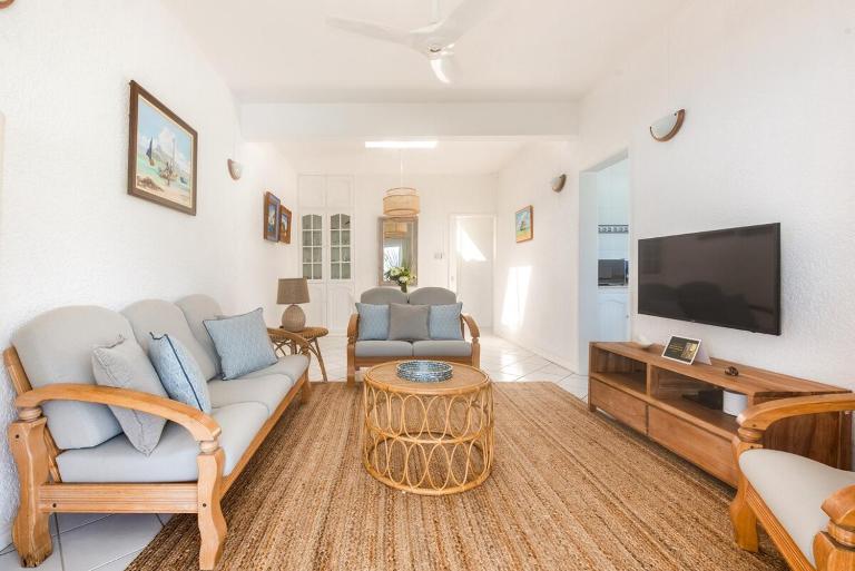 Quaint 1st floor beach apt in a fishing village - B&B Grand Gaube