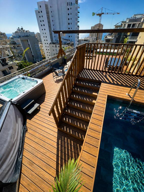 Skyline Sea Spa Penthouse with Private Pool & Jacuzzi - B&B Netanya