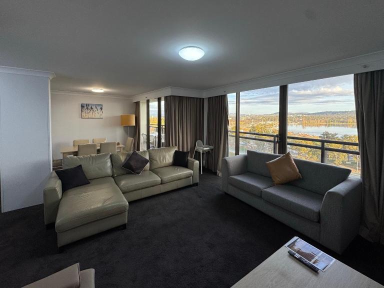 Lakefront Panorama – Classic - Bed and Breakfast Canberra