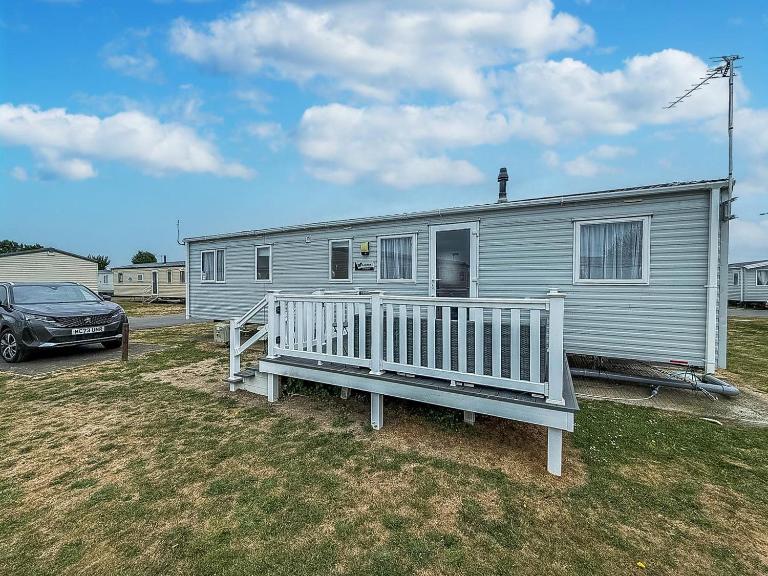 Superb 10 Berth Caravan With Decking At Seawick Holiday Park, Essex Ref 27918Sw - B&B Clacton-on-Sea