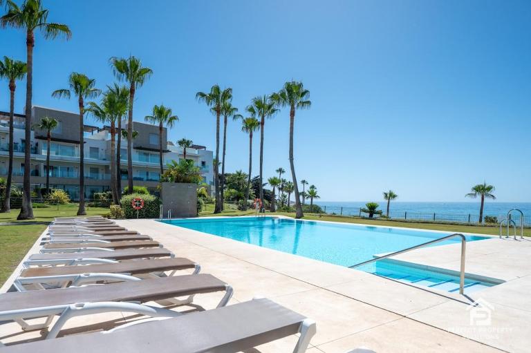 Horizon Beach Frontline 2BR with Terrace & Garage - Ferienwohnung Estepona