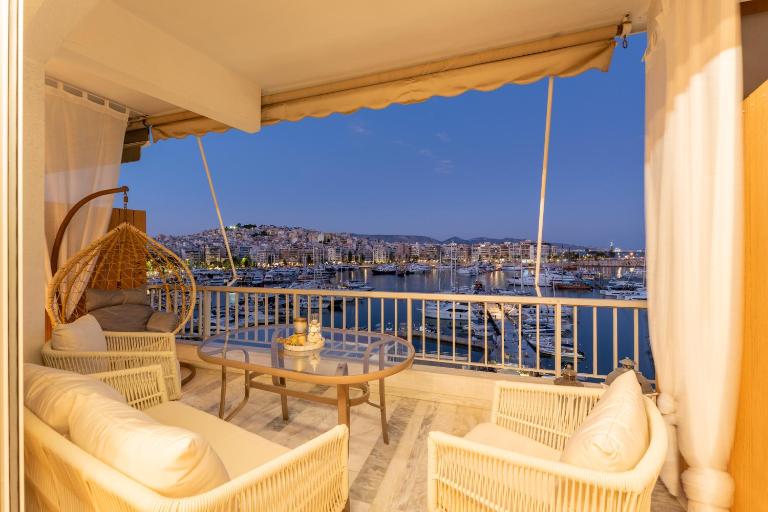 Salty Memories Marina Zeas, Piraeus Panoramic View Balcony - Bed and Breakfast Piraeus